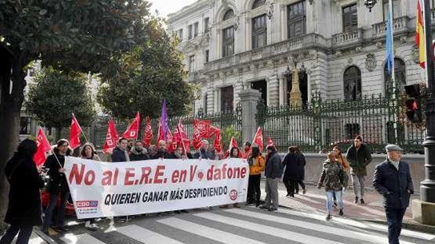 Protesta de empleados de Vodafone ante la Junta General.