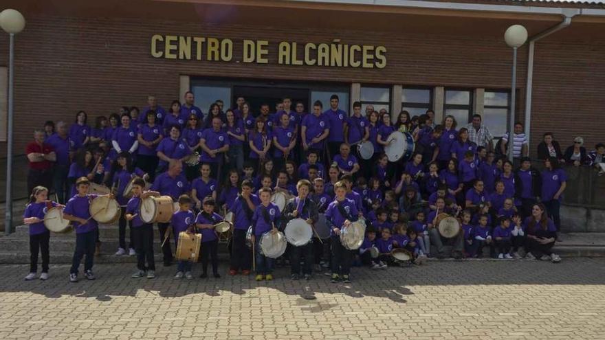 Foto de familia de los alumnos de la escuela de folclore.