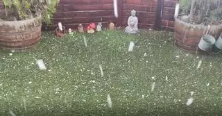 La tormenta descarga una potente granizada en la Región y causa problemas en las carreteras