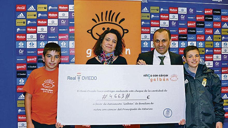 Raquel Fernández y Fernando Corral, con el cheque.