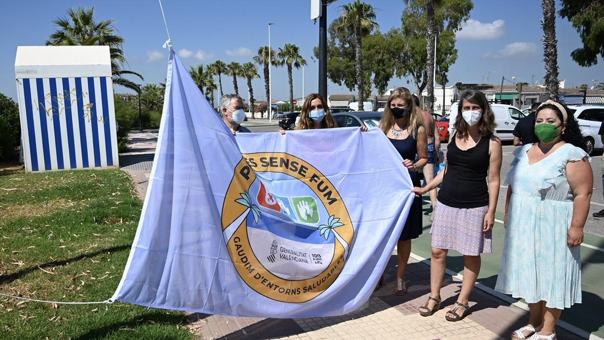 Bermell, Navarro, Marco, Monrós y Escuder, ayer, momentos antes del izado de la bandera en la playa del Serradal.