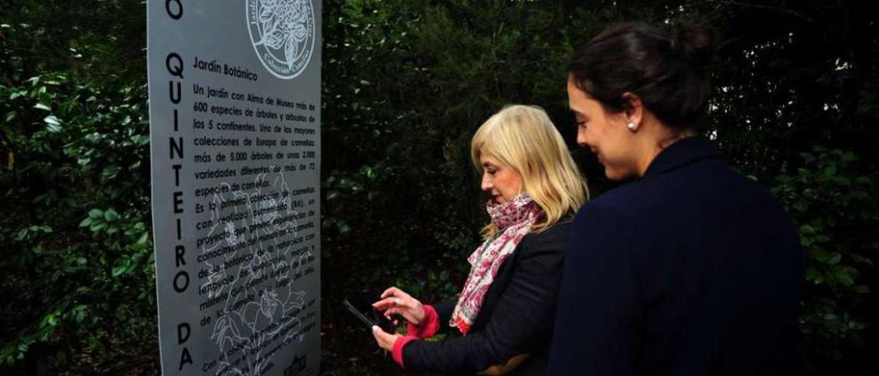 Beatriz Piñeiro (con el teléfono) y la responsable de la empresa que desarrolló la aplicación, que permite visualizar la flor en tres dimensiones. // I.A.