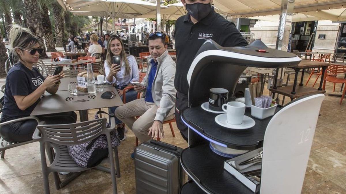 Restaurantes incorporan robots camareros para paliar la falta de personal