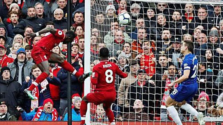 Mané, de cap, anota el gol que va donar avantatge al Liverpool