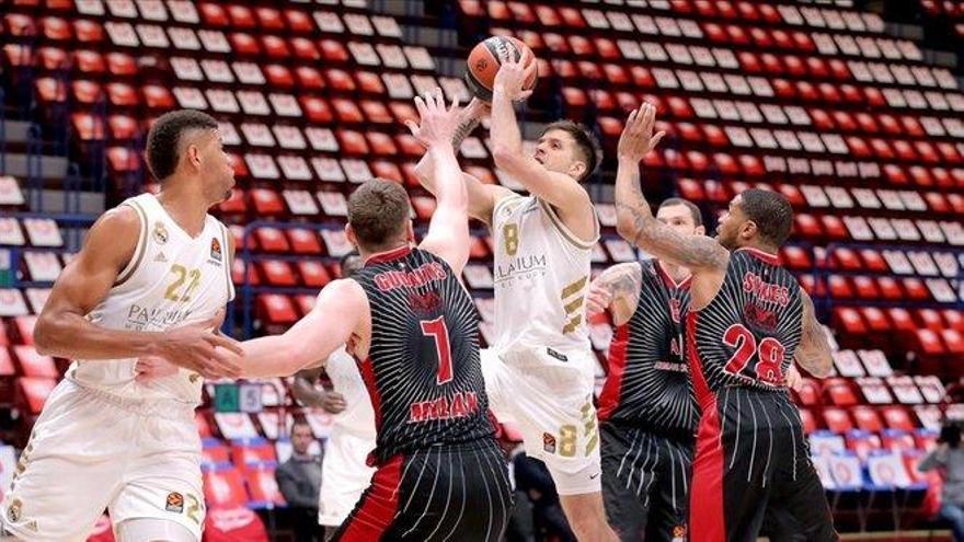 Los equipos de fútbol y baloncesto del Madrid abandonan Valdebebas tras un positivo