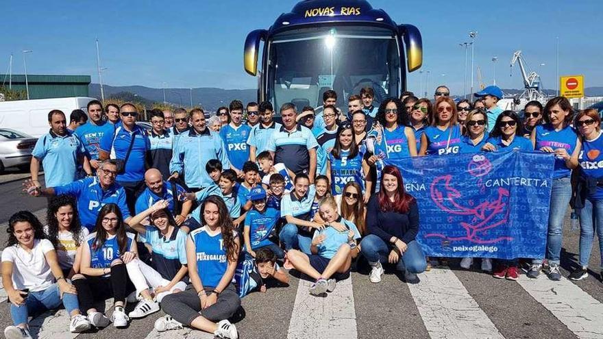 Un nutrido grupo de aficionados peixiños acompañó a su equipo hasta Betanzos. // FdV