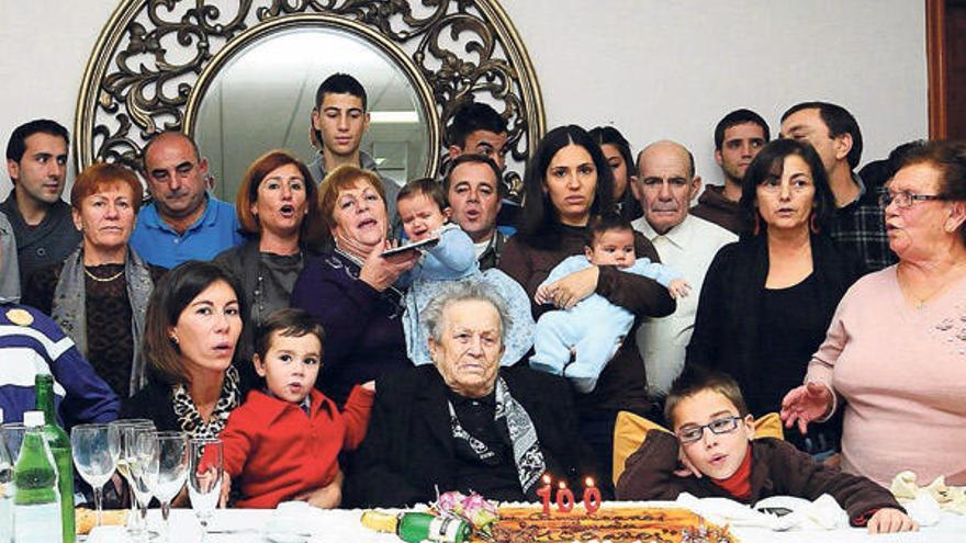 Una parte de los familiares que se reunieron en la comida de ayer, junto a Ofelia Santos y ante la tarta de cumpleaños.  // Gonzalo Núñez