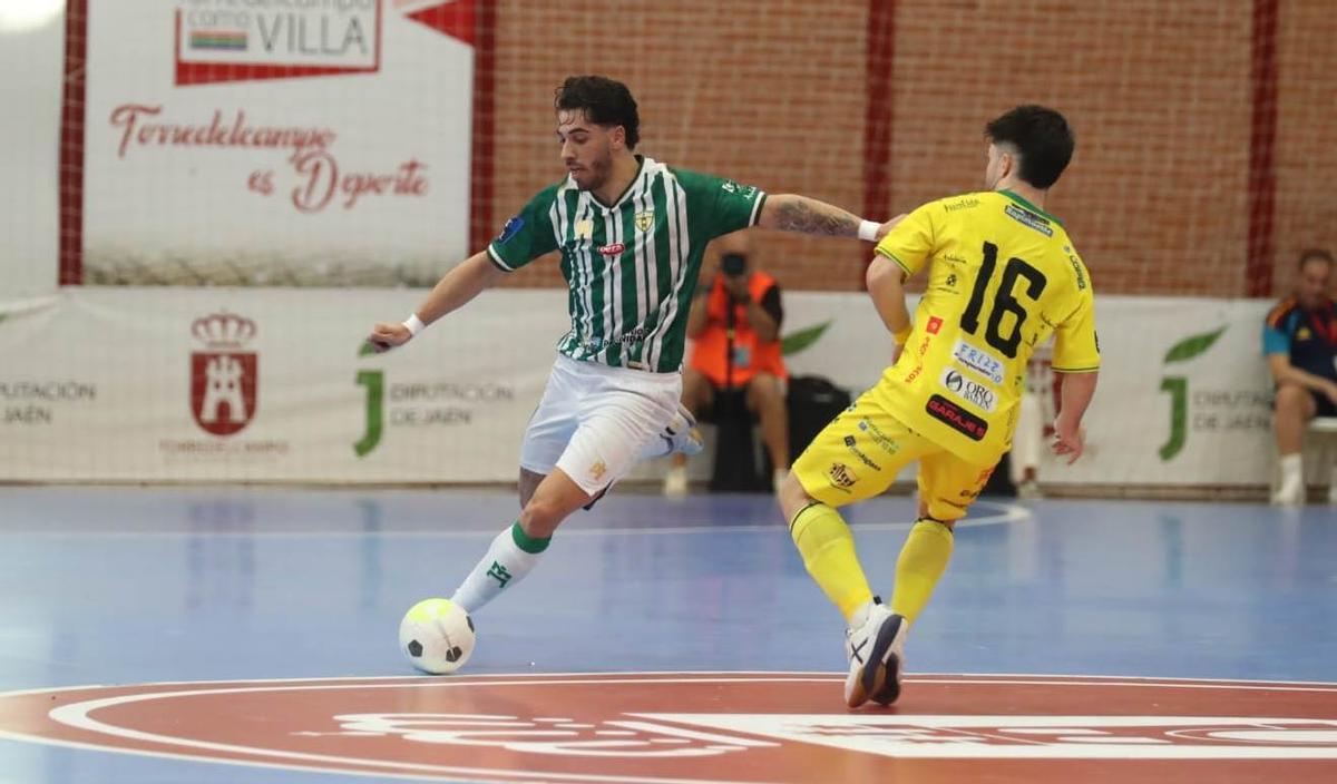 Lucas Perin intenta un disparo.