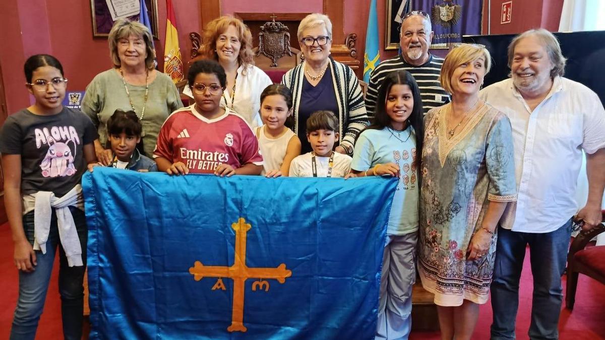 Las niñas con sus familias de acogida y la edil Lorena Villar