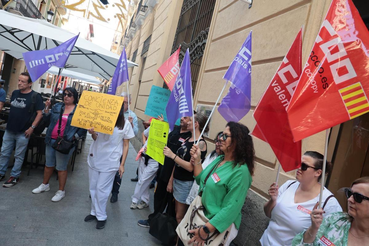 Protesta de la plantilla de limpieza de la Seguridad Social en Alicante