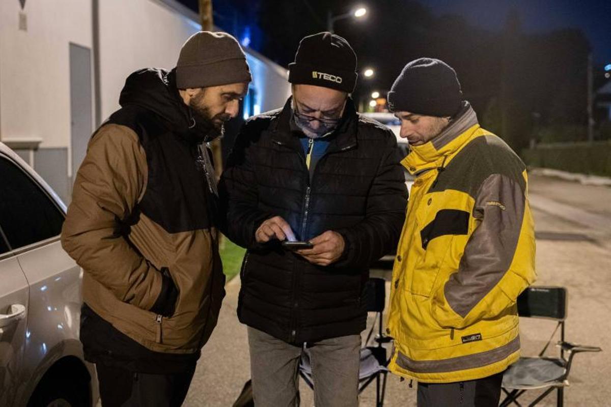 Benanterre, Oms y Molero miran el dispositivo por el que ven la zona de la red.