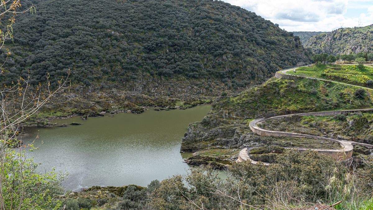 Los Arribes del Duero, frontera natural entre España y Portugal, son un escenario de belleza salvaje donde los viñedos se asoman al cañón del río