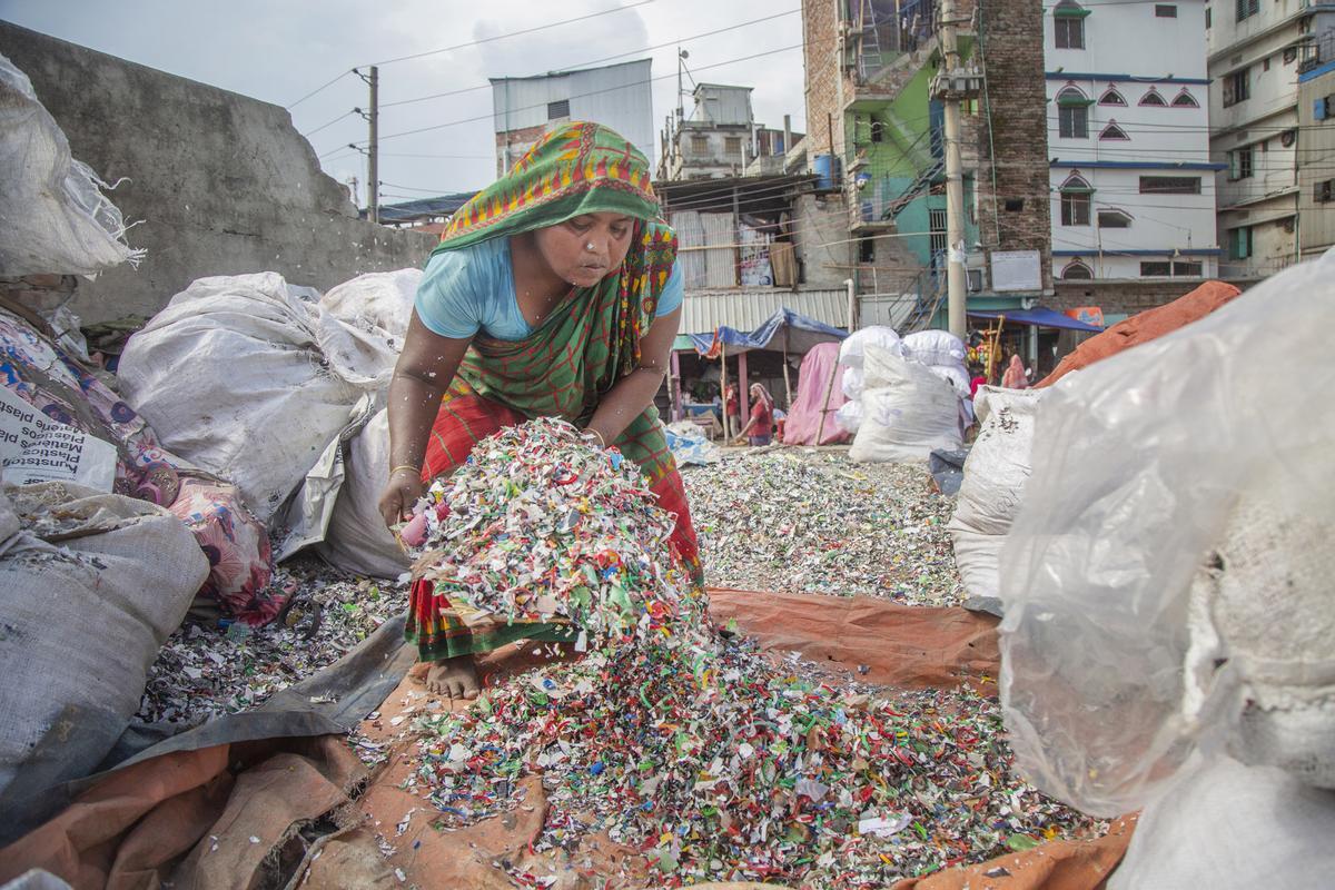 Bangladesh apuesta por la industria del reciclaje de plásticos