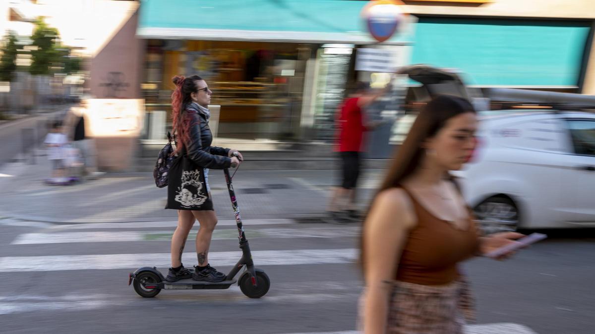 Un patinete circula por la calle de Guifré de Badalona, el pasado viernes