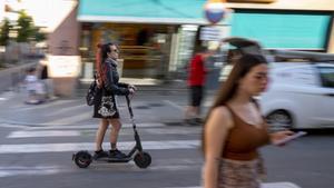 Un patinete circula por la calle de Guifré de Badalona, el pasado viernes