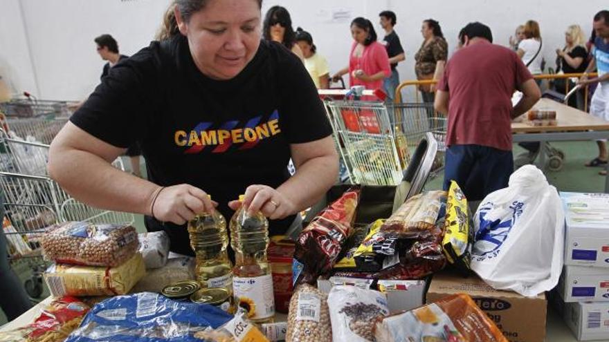 Una usuaria recoge los alimentos en el Banco de Alimentos de Valencia en una imagen de esta misma semana.