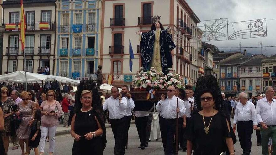 Vegadeo: Virgen con manto nuevo y mantillas de compañía