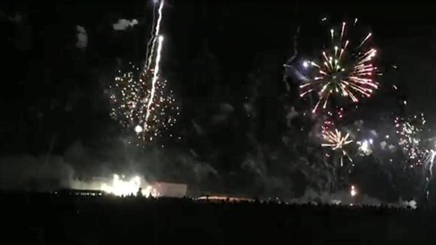 El cielo y el mar de Vilagarcía se iluminan con el Combate Naval