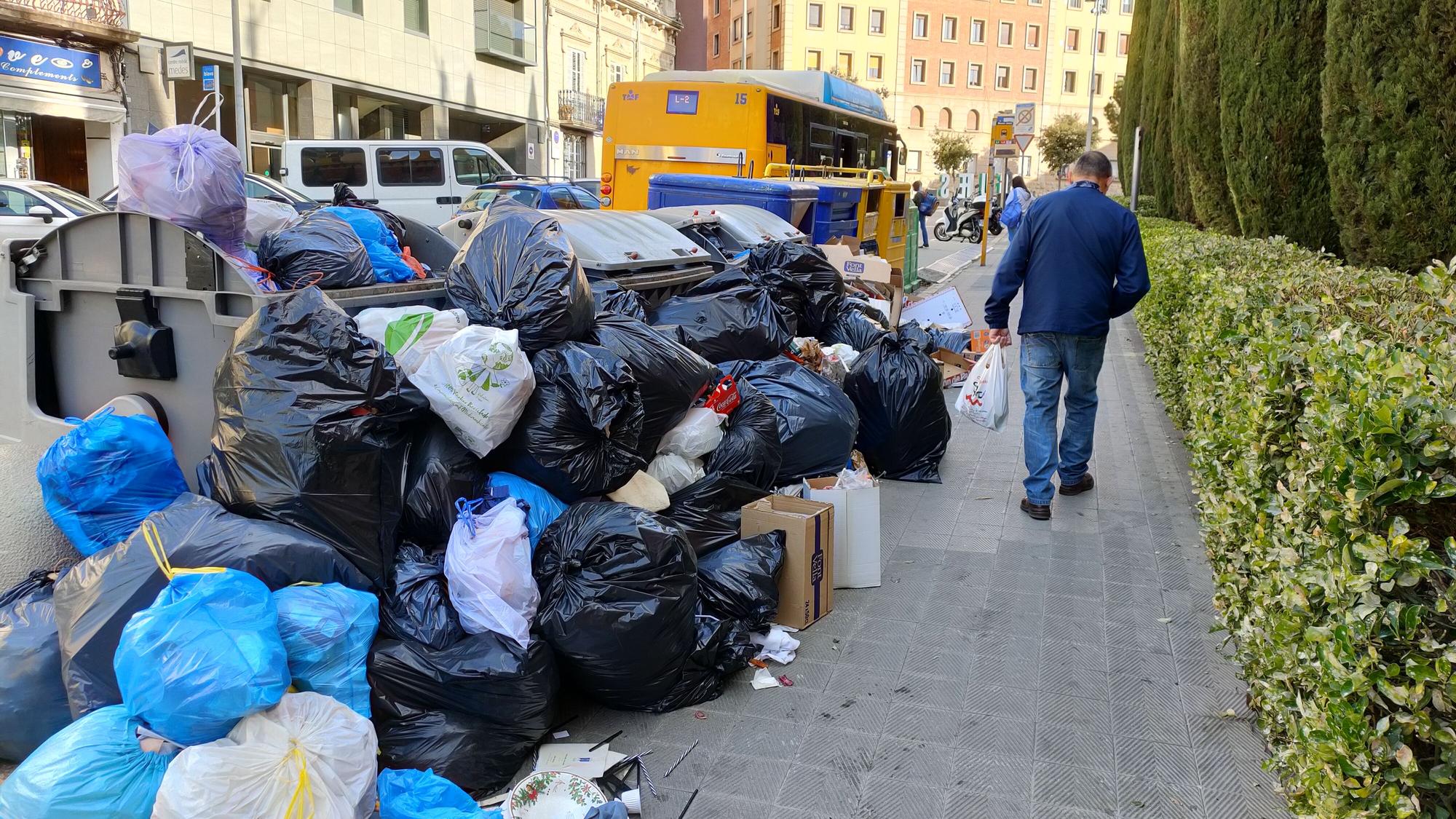 Figueres segueix patint la vaga d'escombraries una setmana després