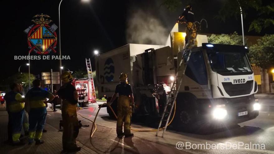 Los bomberos sofocan el incendio en el camiÃ³nq