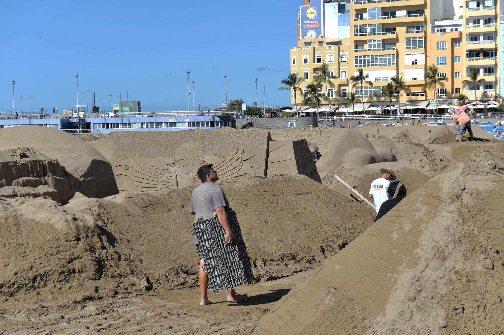 Construcción de los belenes de arena en Las Canteras