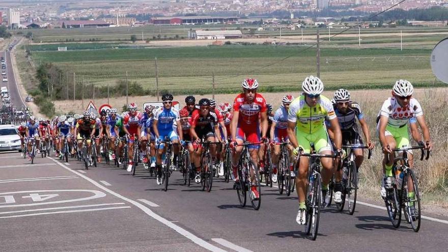 El pelotón de la Vuelta a Zamora, con la capital al fondo.