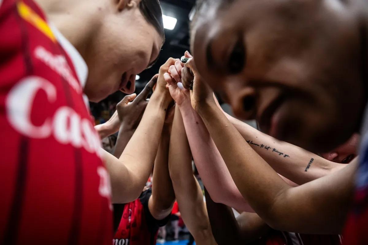 Las jugadoras del Casademont, haciendo piña en Praga