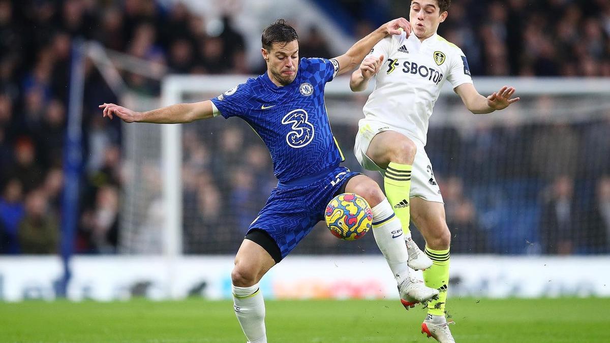 Azpilicueta pelea por el balón en el Chelsea-Leeds jugado en Stamford Bridge.