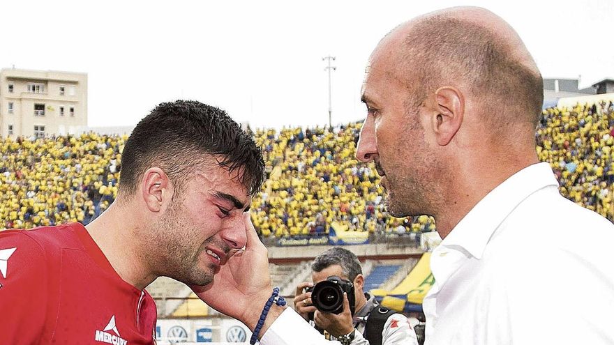 Popovic consuela a Diego Rico sobre el césped del Estadio de Gran Canaria.