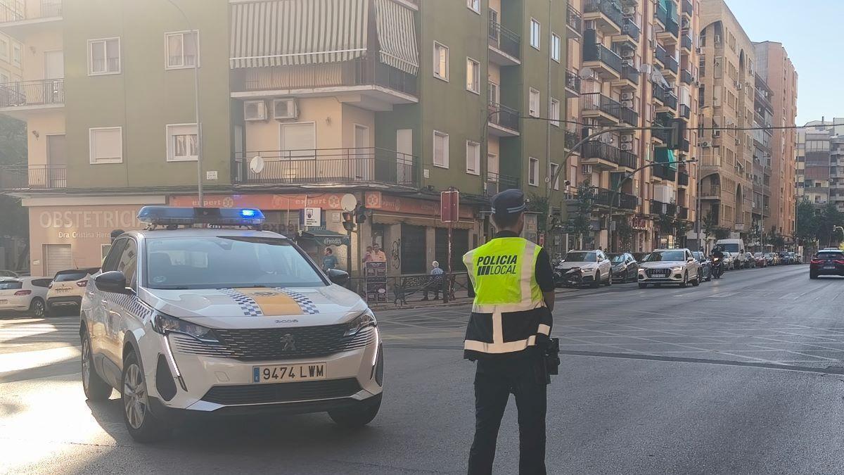 Imagen de la Policía Local en la avenida Antonio Hurtado.