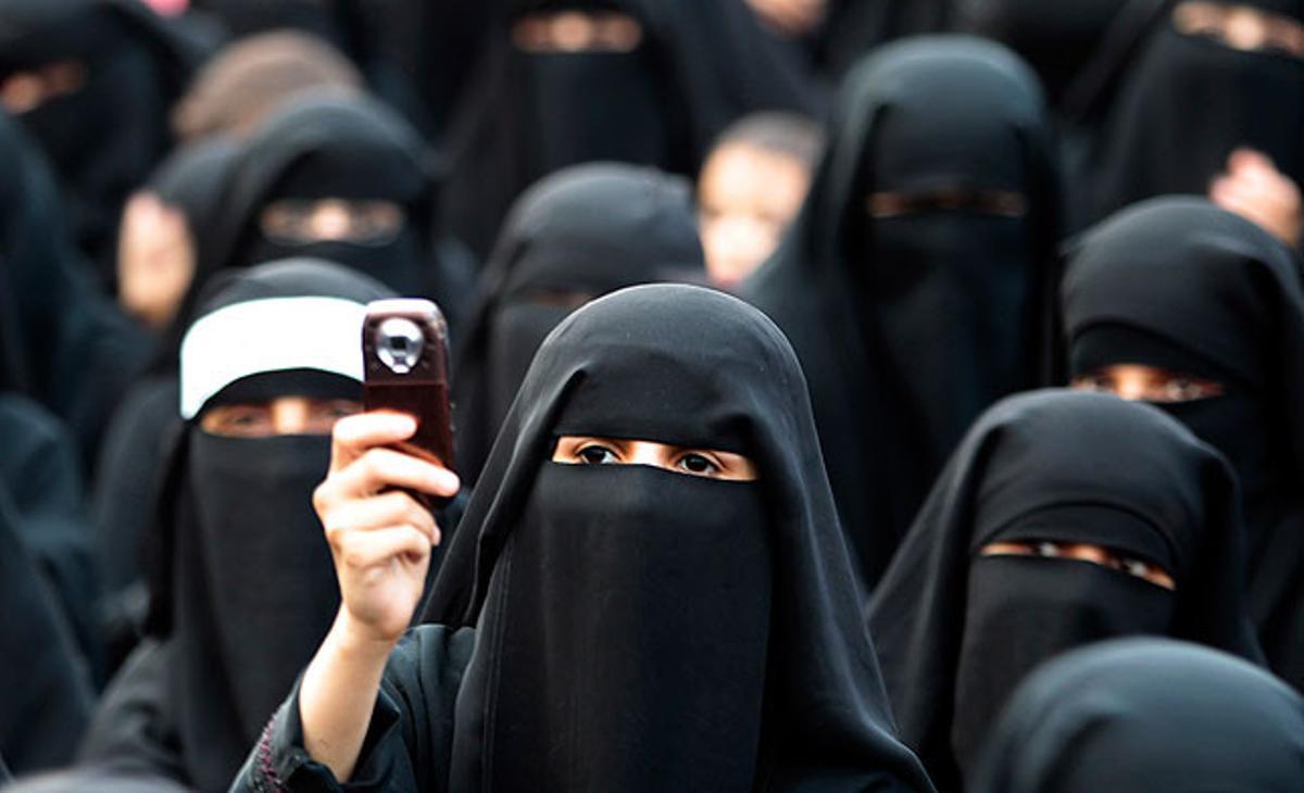 Una dona fa una foto amb el seu telèfon mòbil en una manifestació aquest diumenge a Sanà per demanar la marxa del president Saleh.