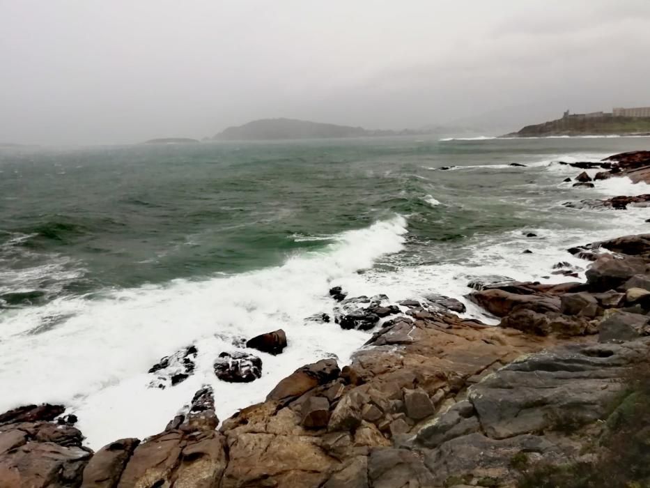 El temporal azota la costa de Baiona, con Monteferro al fondo // R. Grobas