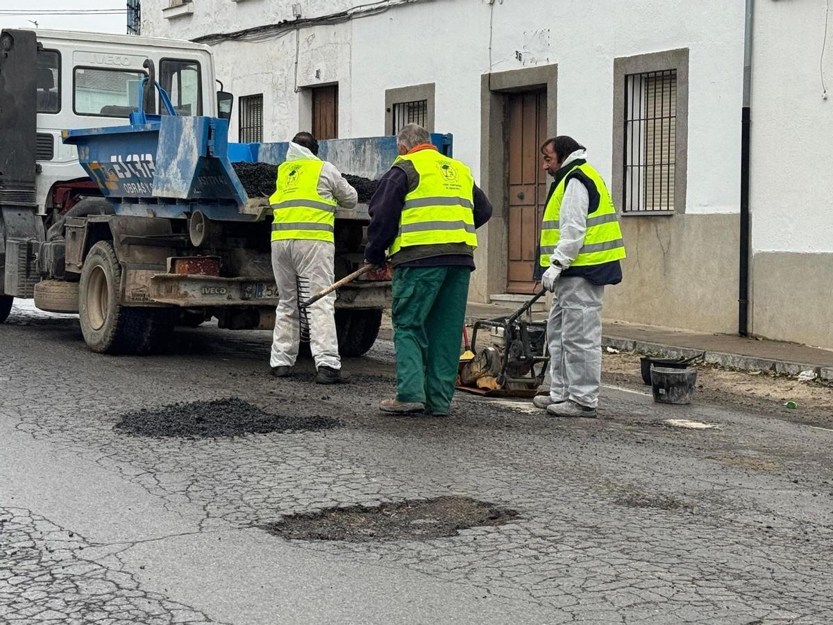 Varios operarios trabajan en el arreglo de baches en una calle de Pozoblanco.