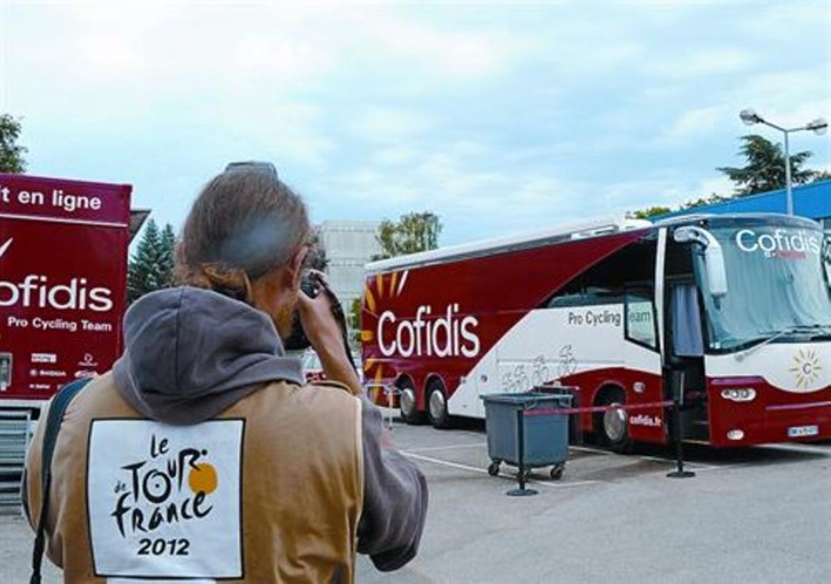 Un fotògraf fa una instantània del camió de l’equip Cofidis, ahir.