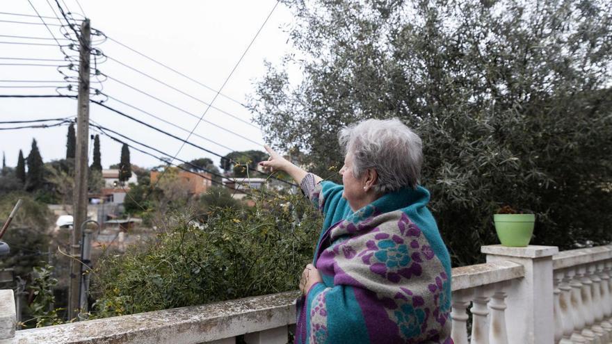 Una veïna del barri de Torre Baró mostra els cables elèctrics aeris. | VICTÒRIA ROVIRA