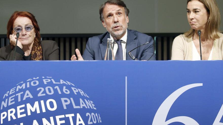 Josep Creuheras junto a los miembros del jurado Carmen Posadas y Rosa Regás.