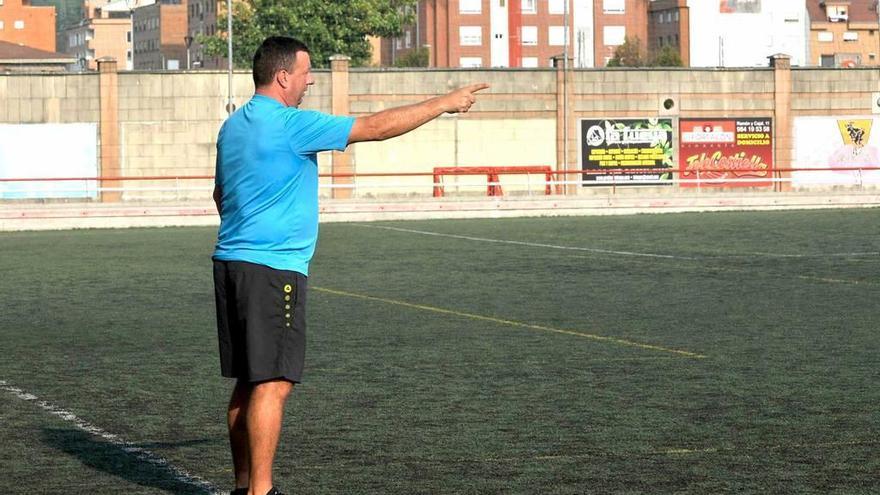 Marcos Suárez da instrucciones en la banda durante un partido.