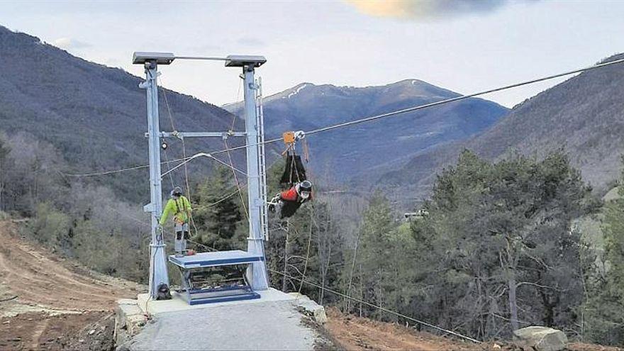 Vista parcial de la tirolina, que salva un espacio de dos kilómetros.