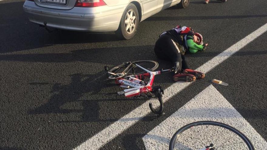 Un ciclista resulta herido tras ser arrollado por un coche en la Vía Parque