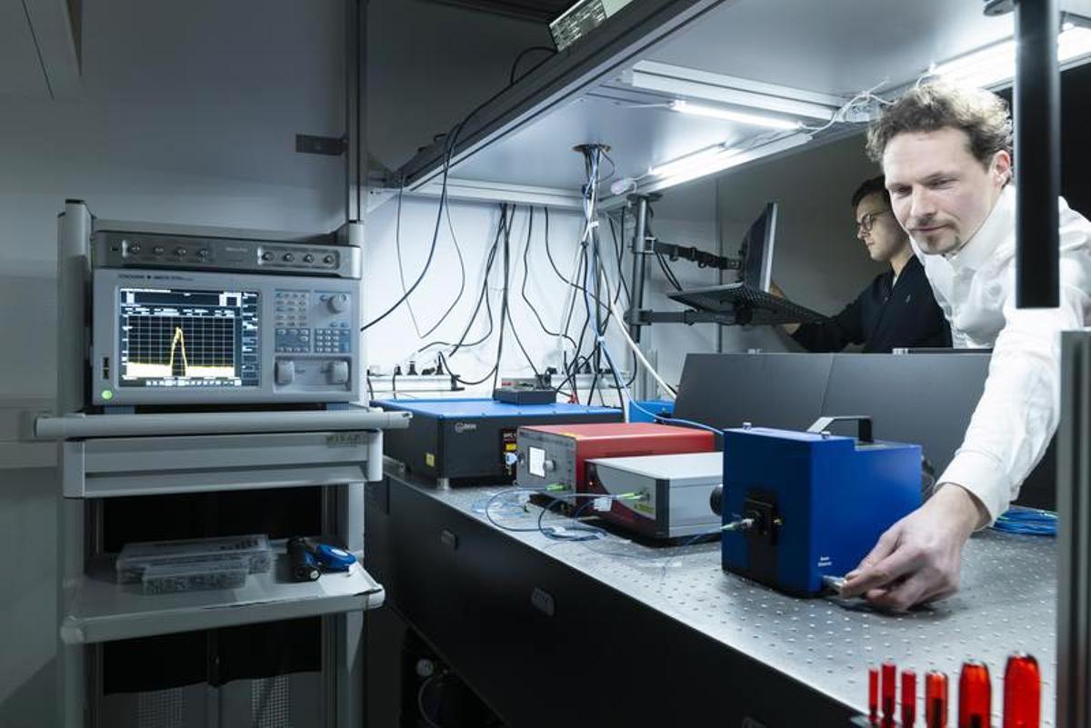 Bennet Fischer (en primer plano) y Mario Chemnitz del grupo de investigación junior Smart Photonics del Instituto Leibniz de Tecnología Fotónica en Jena.