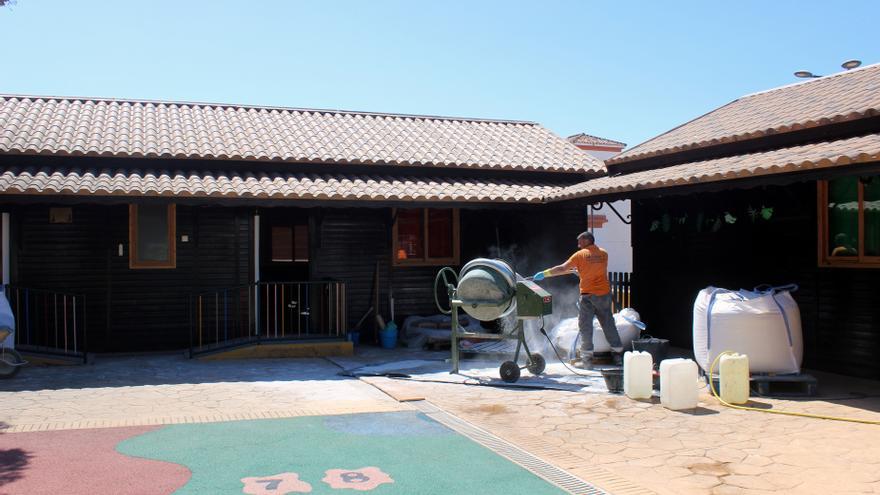 Operario acomete mejoras en un colegio de Estepona.