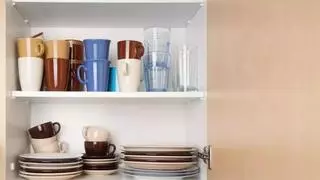 Adiós a guardar los vasos uno encima de otro: la solución japonesa en círculos para tener más espacio en el armario