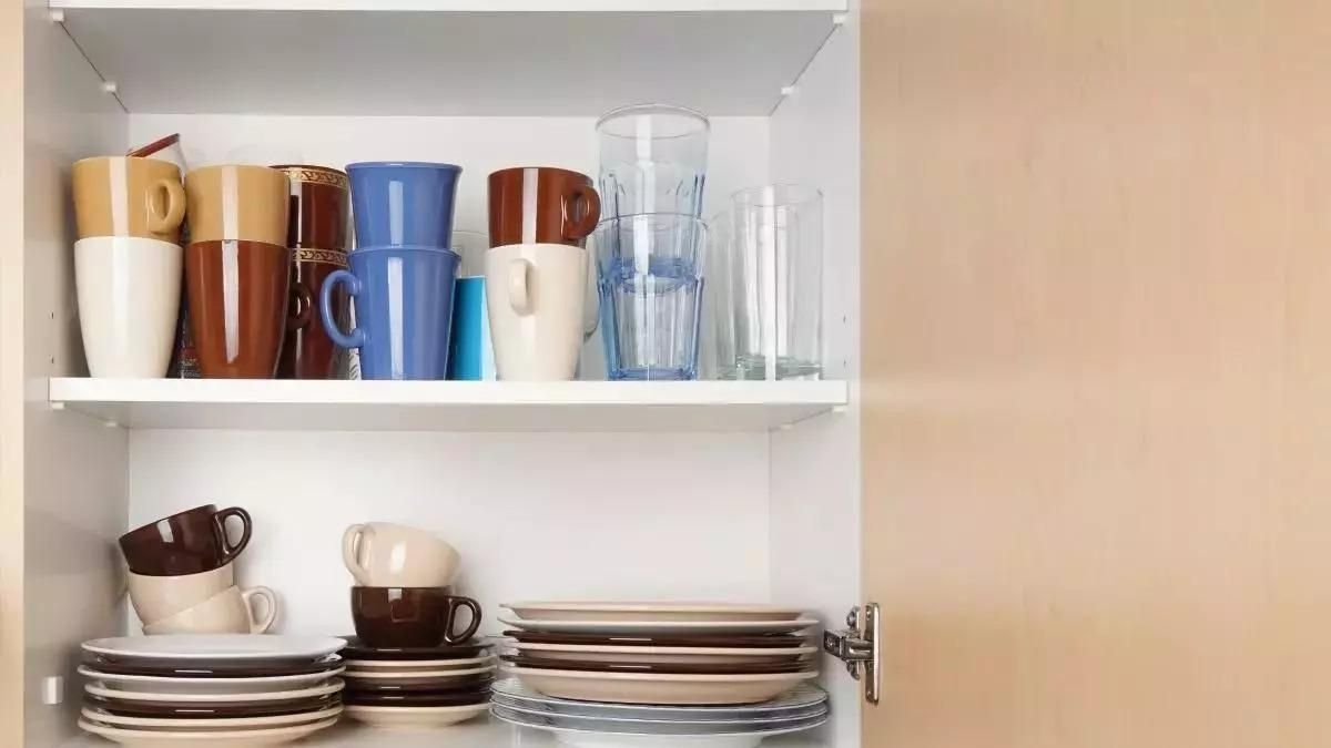 Adiós a guardar los vasos uno encima de otro: la solución japonesa en círulos para tener más espacio en el armario.