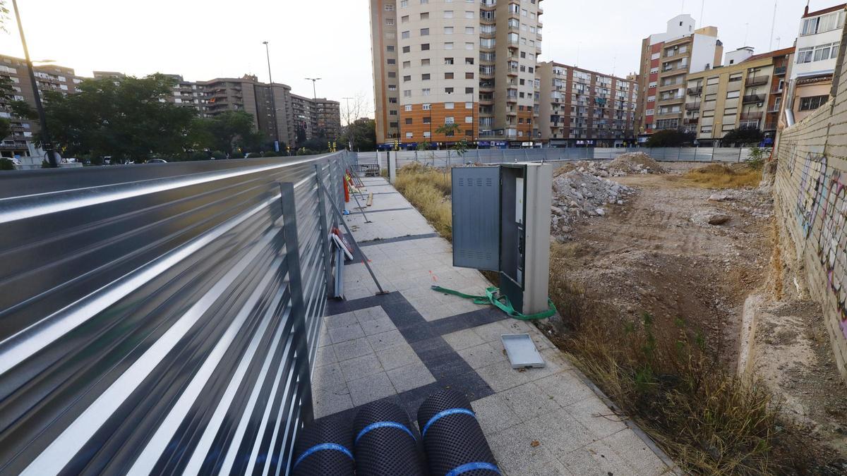 Solar en el que se levantarán 108 pisos de lujo, entre Cesáreo Alierta y San José.