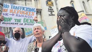 Protesta en Londres contra las deportaciones de solicitantes de asilo desde el Reino Unido a Ruanda. 