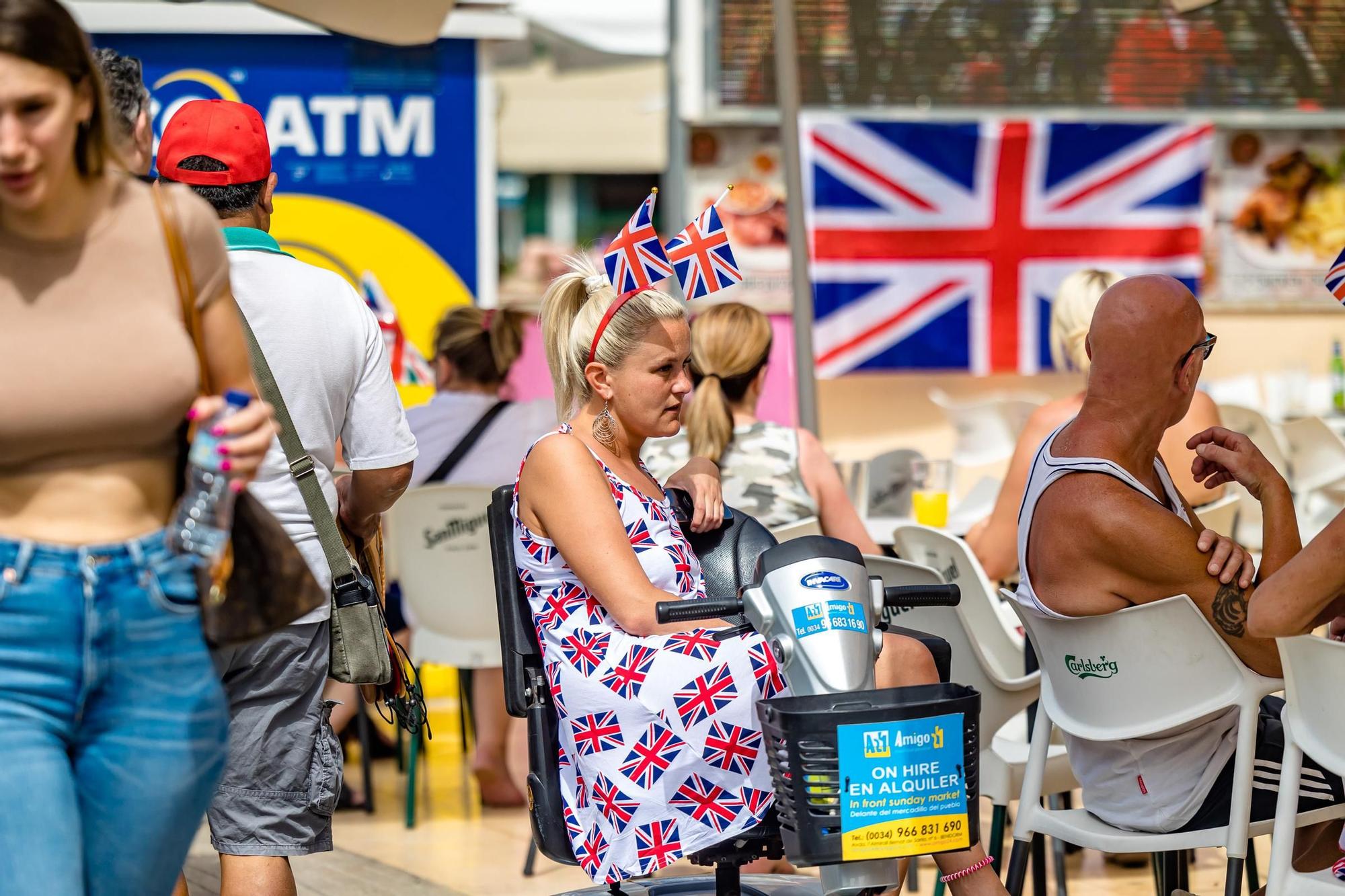 Las calles y terrazas de Benidorm llenas para celebrar la coronación de Carlos III