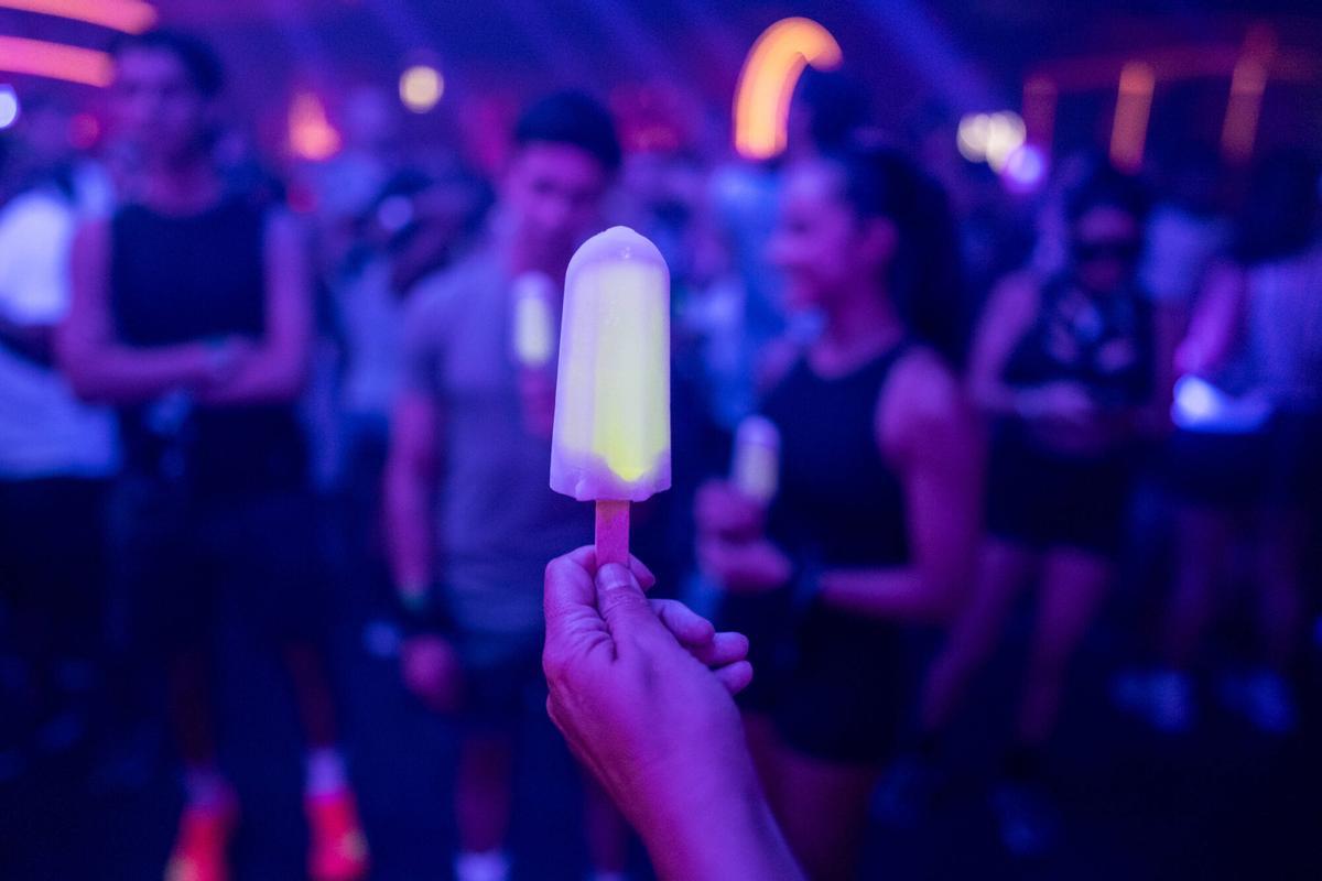 Barcelona. Detalle de un helado fluorescente Hydro Ice, presentado oficialmente en Europa durante un evento celebrado en la discoteca Sutton. El producto, diseñado para consumirse en entornos de ocio nocturno, incorpora variedades con vitamina C, magnesio o cafeína. 30 de julio de 2026. Tendencias. AUTOR: ZOWY VOETEN
