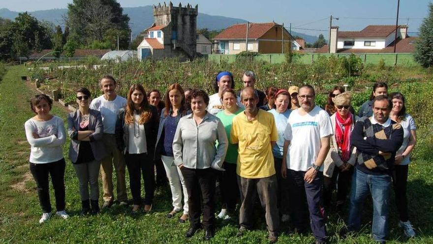 Los alumnos-trabajadores del nuevo taller de empleo de Pousadouro posan ante el huerto ecológico.