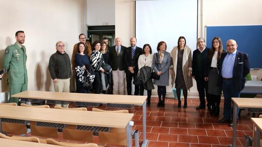 Imagen de la alcaldesa de Ronda, Maripaz Fernández, junto a otras autoridades el día de la inauguración de las nuevas aulas.