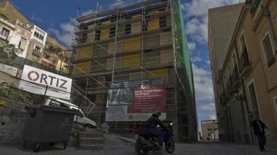 Aspecto de las obras del colegio San Roque que se construye en la calle Villavieja del Casco Antiguo.